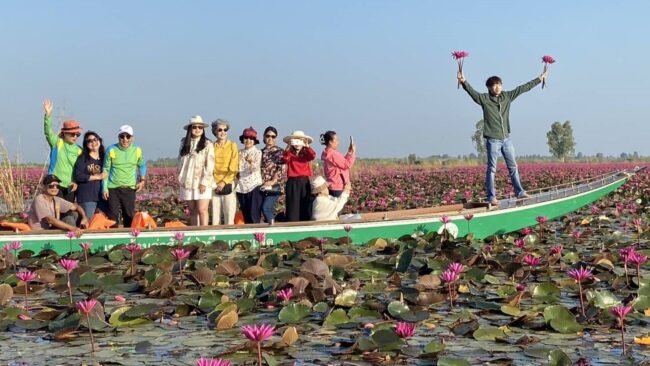 นครสวรรค์ : คุณหมอน้องนำทีมจัดคอนเสิร์ตและซุปเปอร์มัมเที่ยวชมทุ่งบัวแดง บ้านรางบัว บึงบอระเพ็ด