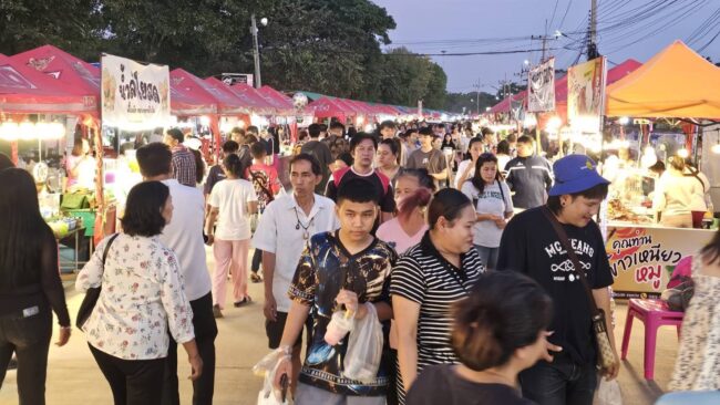 นครสวรรค์ : อบจ. จัดงานบึงบอระเพ็ดเฟสติวัล คนแห่เที่ยวแน่น รถเพียบ แน่นลานจอด