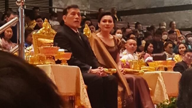 พระบาทสมเด็จพระเจ้าอยู่หัว สมเด็จราชินี ทรงเสด็จพระราชดำเนินเป็นการส่วนพระองค์ ทอดพระเนตร ละครนอกเรื่องสังข์ทอง
