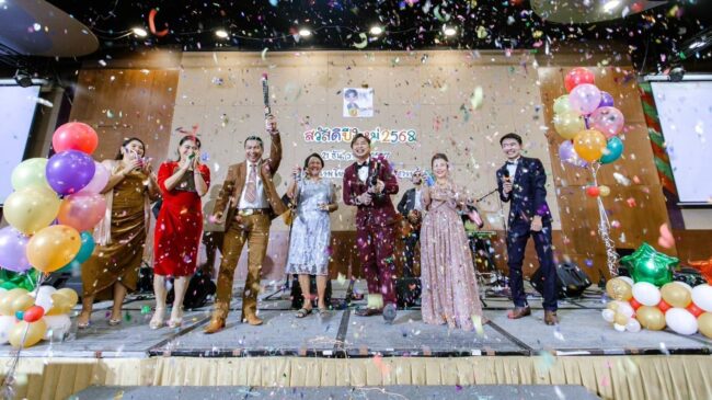 โรงเรียนนครสวรรค์สอนเสริมหรือ The G จัดงานปีใหม่ เลี้ยงคณะครูและบุคลากร พร้อมจับฉลากของขวัญ