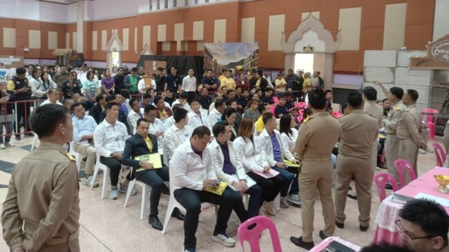 นครสวรรค์ : บรรยากาศการรับสมัครเลือกตั้ง ส.อบจ. วันแรกเป็นไปอย่างคึกคัก สมัครแล้ว 60 จากหลายกลุ่มการเมือง