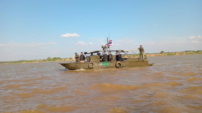 มุกดาหาร : แม่ทัพภาค 2 ออกเรือลาดตระเวนทางน้ำตามแนวชายแดน ไทย-ลาว เน้นย้ำให้เพิ่มความเข้มงวดในช่วงปีใหม่