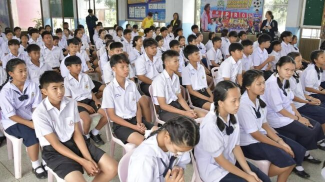 ราชบุรี : พิธีมอบสัมฤทธิบัตรให้กับนักเรียน ม.ต้น หลักสูตรเชื่อมโยงกับมหาวิทยาลัยราชภัฏหมู่บ้านจอมบึง ภาคเรียนที่ 1 ปีการศึกษา 2567