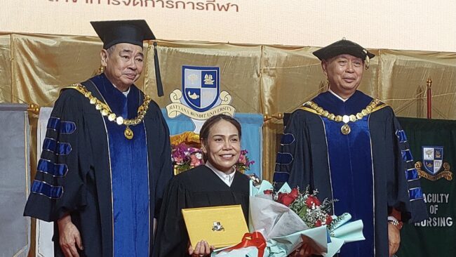 สายสุนีย์ จ๊ะนะ”อรับด๊อกเตอร์ อาร์แบค ประวัติ-อธิวัฒน์-รุ่งโรจน์ สวม “ครุยแดง