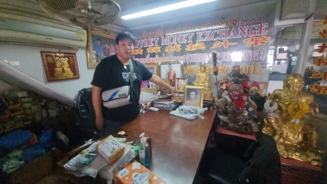 นนทบุรี : ตร.สืบเมืองนนท์ล่า 4 โจรบุกร้านทำอู่รถยนต์ ถูกโจรปีนบ้านยกเค้าพระมูลค่านับ 1 ล้านบาท