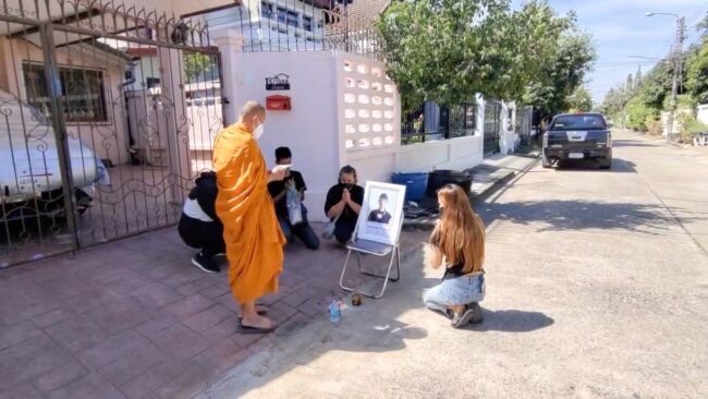 นนทบุรี : ครอบครัวสุดเศร้า! นิมนต์พระทำพิธีเชิญดวงวิญญาณ “น้องภาคภูมิ” นำรูปถ่าย-อาหารโปรด มาที่จุดเกิดเหตุ
