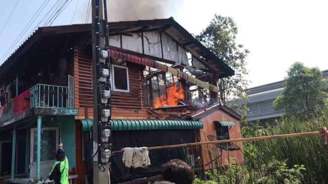 นนทบุรี : เพลิงไหม้บ้าน 2 พี่น้องวอด คาดไฟฟ้าลัดวงจร