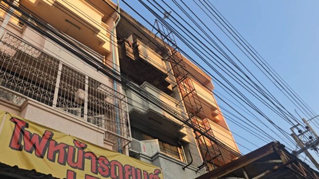 นนทบุรี : ระทึกไฟไหม้ตึกแถวอาคารพาณิชย์ 4 ชั้น ใกล้ตลาดสด เทศบาลนนท์ เจ็บ 1 ราย