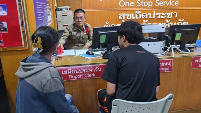 นนทบุรี : แม่พาลูกชายวัย 17 แจ้งตำรวจหลังถูกเพื่อนร่วมชั้นด่าทางแชท ก่อนควงมีด-ควงปืนบุกบ้าน