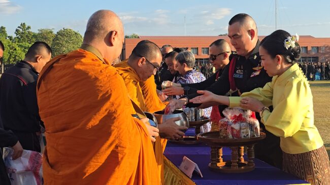 ลพบุรี : ผู้บัญชาการหน่วยบัญชาการสงครามพิเศษ นำข้าราชการพร้อมครอบครัว ทำบุญตักบาตร เนื่องในเทศกาลส่งท้ายปีเก่า ต้อนรับปีใหม่ 2568