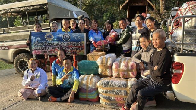 ชลบุรี : นายกอิ๋ง ไลออนส์พัทยา สัตหีบ นำคณะมอบชุดกีฬา เลี้ยงอาหารกลางวันเด็ก และประชุมสัญจร ครั้งที่ 1