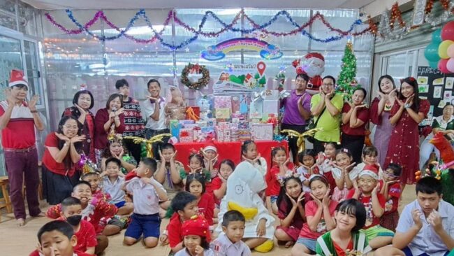 นครสวรรค์ : โรงเรียนร่มสักสอนเสริม 2 จัดกิจกรรมวันคริสต์มาสและ ต้อนรับปีใหม่ 2568 เลี้ยงอาหาร จับฉลาก แจกรางวัล มีซานตาคลอส