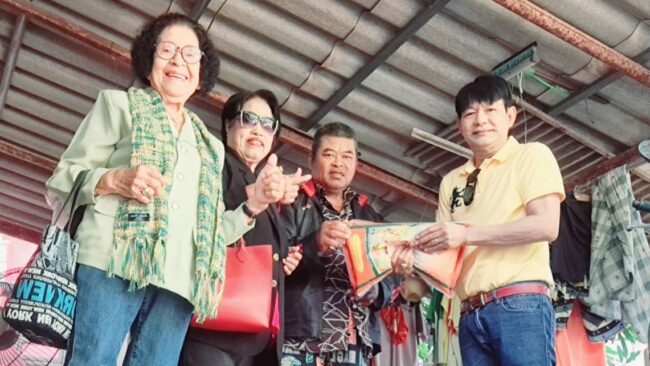 นครสวรรค์ : ชมรมจิตอาสาอุทยานสวรรค์ มอบข้าวสารอาหารแห้ง และเงิน ให้คนเก็บขยะ