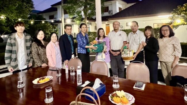 นครสวรรค์ : นายแพทย์ถนอม พร้อมซุปเปอร์มัม ยกทีมแสดงความยินดีผู้ว่าหญิง ที่จวนพร้อมร่วมรับประทานอาหารเย็น