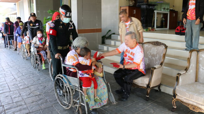 อุดรธานี : ประชาชนแห่รับอังเปาตรุษจีน “เสี่ยปรีชา” เตรียมหมื่นซอง 2 ล้านบาท