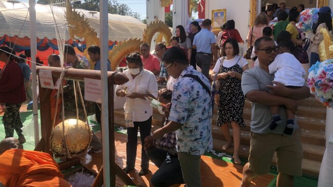 พิษณุโลก : พุทธศาสนิกชนและนักท่องเที่ยว คึกคัก งานบุญปีใหม่ ผูกพัทธสีมาปิดทองฝังลูกนิมิตตามวัดวาอารามต่างๆ