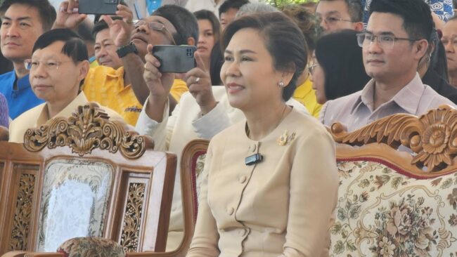 นครสวรรค์ : ผู้ว่าราชการจังหวัดฯ เปิดจวนรับแขก ร่วมพิธีทำบุญถวายภัตตาหารเพลแด่พระสงฆ์ คนแห่ร่วมแสดงความยินดีจนแน่นจวน