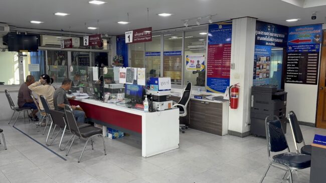 นนทบุรี : ปกครองบุกตรวจ ผับดังย่านบางใหญ่ “เดอะมูนบาร์“ ขณะ ผกก. สั่งตั้งโต๊ะรับแจ้งความปมถ่ายบัตร ปชช. ลูกค้า