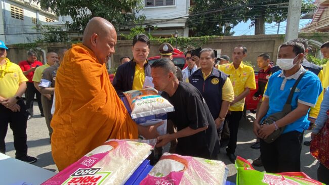 สมุทรปราการ : พระครูแจ้ , บินฑ์ มอบเงินช่วยเหลือ 17 ครอบครัวเหยื่อไฟไหม้บ้านย่านบางพลี