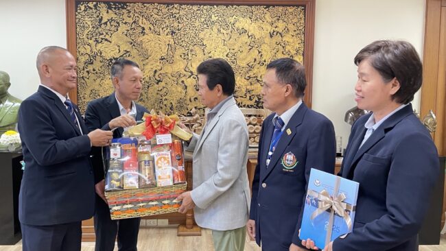 ผู้แทนส.ยกน้ำหนักฯมอบกระเช้าปีใหม่ขอบคุณประธานบริหาร บ.บุญรอดฯ