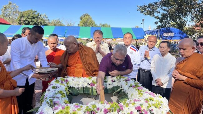 พลโทอิสระ วัชระ ผจก.ฟุตบอลชายหาดไทย และ นาย อนุสรณ์ ปธ.ฟุตซอลลีก ร่วมวาง ศิลาฤกษ์สร้างอุโบสถวัดศิลาชัยภูสองชั้น จ.ชัยภูมิ พร้อมมอบทุนการศึกษา