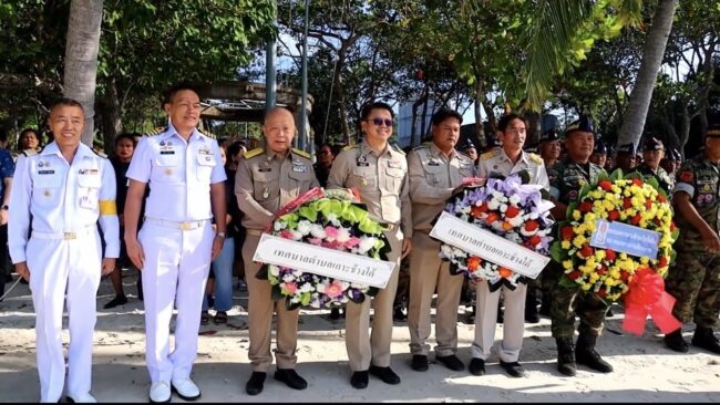 ประธาน กมธ.ท่องเที่ยวและกีฬา วุฒิสภานำชาวเกาะช้างทำบุญลอยมาลาให้ทหารหาญจุดเรือรบจมยุทธนาวีที่เกาะช้างปีที่ 20