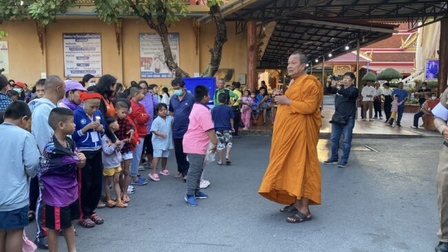 สมุทรปราการ : พระครูแจ้ พระผู้มีแต่ให้จัดกิจกรรมวันเด็กแห่งชาติ ประจำปี 2568 เด็กแห่รับของขวัญแน่นวัด