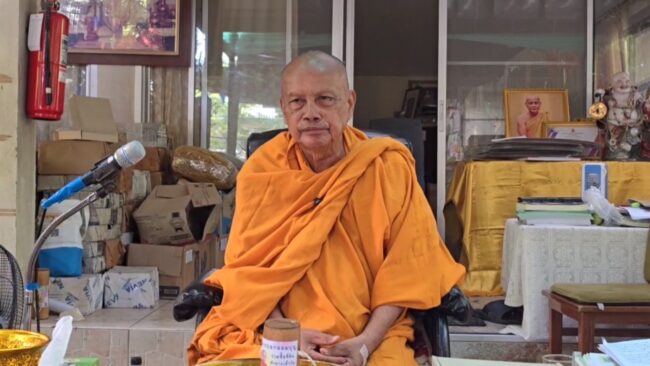 นนทบุรี : พระพยอมติงพระสงฆ์ใช้รองเท้าตบหุ่นแก้กรรม ชี้หากแก้ได้พุทธศาสนาคงล้มเหลว