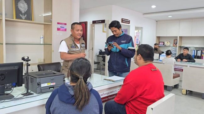 นนทบุรี : คนขับรถเมล์ ถอยชนเด็ก ม.4 เข้าพบตำรวจ คู่กรณีเรียกค่าเสียหาย 1 แสนบาท