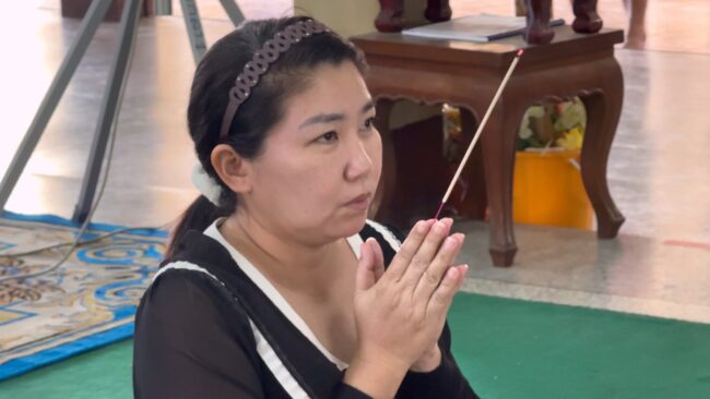 นนทบุรี : แม่ร่ำไห้เคาะโลงลูกชายวัย 20 ปี พร้อมสัญญาทวงความยุติธรรมให้ถึงที่สุด