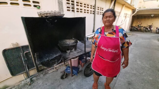 นนทบุรี : สองสามีภรรยาอุ้มลูกชายขี่รถ จยย.มาทำทีซื้อไก่ย่างออกอุบายไปกดเงินแล้วชิ่งหนี