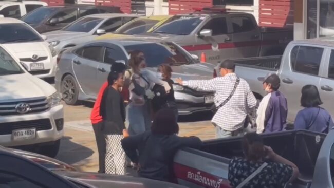 นนทบุรี : ญาติไรเดอร์เดือด พุ่งจิกผมพี่สาวกลุ่มผู้ก่อเหตุ ปมคำพูดสะเทือนใจ ก่อนครอบครัวผู้ก่อเหตุยอมกราบขอขมา