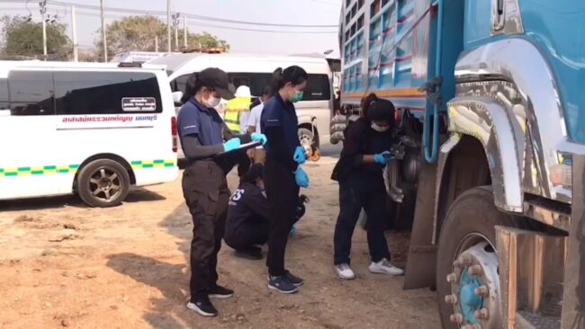 นนทบุรี : หนุ่มพนักงานบริษัทขี่ จยย. เลี้ยวเข้าบริษัท ถูกรถพ่วง 18 ล้อเลี้ยวตัดหน้าทับดับสลดคาใต้ท้องรถ