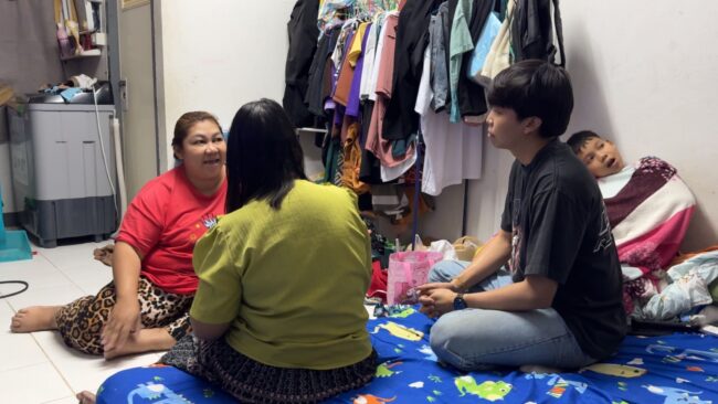 นนทบุรี : ครูภาษาไทยไหว้ขอโทษแม่เด็ก ป.2 หลังตีแขนช้ำ เหตุไม่ได้ทำการ์ดวันพ่อ โรงเรียนแจงครูทำผิดทำครั้งแรกสั่งตักเตือน