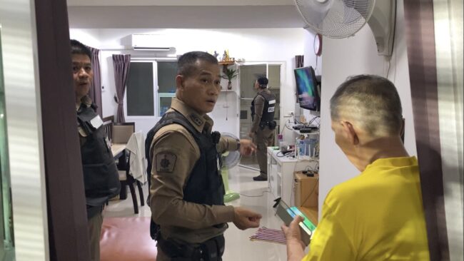นนทบุรี : ตาวัย 70 แจ้งคนร้ายถือปืนบุกบ้าน ตร.ค้นทุกซอกไม่พบ คาดลืมกินยา