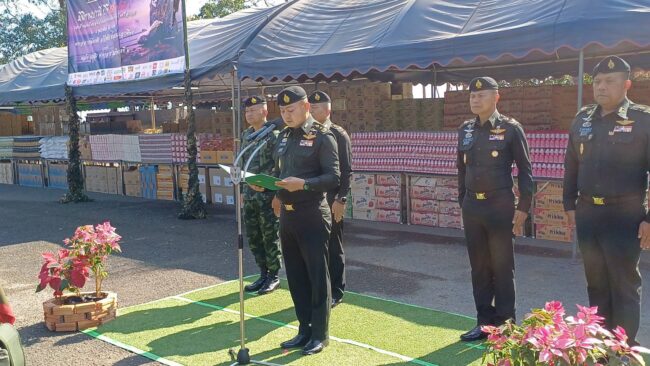ศรีสะเกษ : แม่ทัพภาคที่ 2 มอบสิ่งของเป็นขวัญกำลังใจแก่กำลังพลชายแดน ห้วงวาเลนไทน์  ในโครงการมินิทานบารมี ปีที่ 9 ครั้งที่ 1
