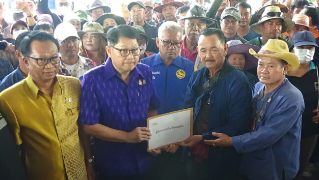 พิษณุโลก : ชาวนา พิษณุโลก และ สุโขทัย รวมตัวยื่นหนังสือผ่าน ผู้ว่าฯ ผ่านไปยังรัฐบาลขอให้ช่วยเหลือกรณีข้าวเปลือกราคาตกต่ำ