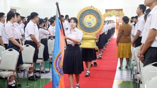 ชลบุรี : วันเกียติยศ รร.พลูตาหลวงวิทยา มอบเกียรติบัตรโล่เชิดชูเกียรติ และดอกไม้แสดงความยินดี นักเรียน ม.6