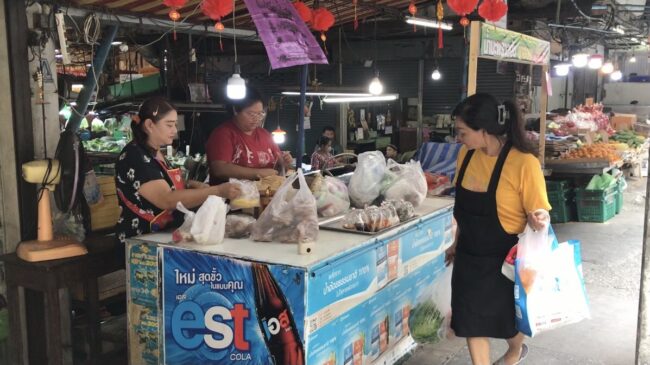 นนทบุรี : ชาวปากเกร็ดเอือมชายใบ้เร่ร่อนนั่งอุจจาระลานจอดรถ