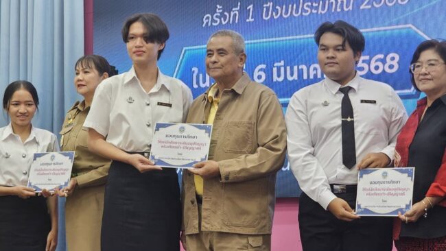 นครสวรรค์ : นายก อบจ. มอบทุนการศึกษา นักเรียนมัธยมศึกษาหรือเทียบเท่า ปวช. และนักศึกษาระดับอนุปริญญา-ปริญญาตรีม