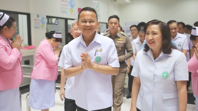 รมว.สาธารณสุข ชมพื้นที่ปลอดโปร่ง ทันสมัย โรงพยาบาลสวรรค์ประชารักษ์ พร้อมฝากบุคลากรช่วยขับเคลื่อนนโยบาย สธ.