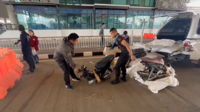 มุกดาหาร : ทหารพรานที่ 2105 สนธิกำลังตรวจยึดรถจักรยานยนต์ แยกชิ้นส่วน จำนวน 2 คัน