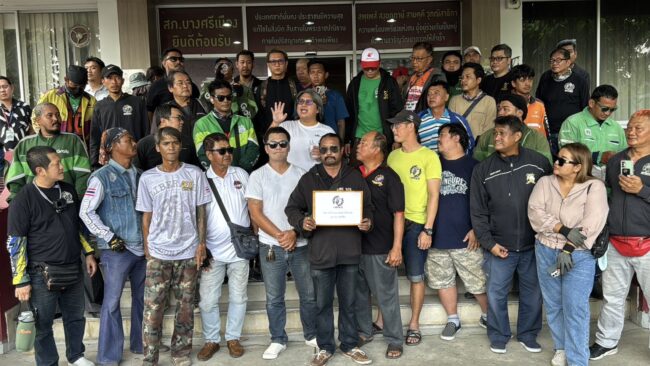 นนทบุรี : กลุ่มปลดแอกชาวสองล้อกว่า 100 คน บุก สภ.บางศรีเมือง จี้คดี ต้าวแว่น มาสด้าแดง หลังคดีล่าช้าไร้คำตอบ