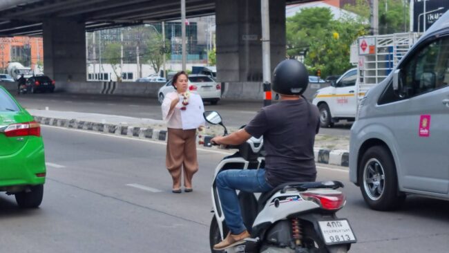 นนทบุรี : แม่อาจารย์มุ่ย หูทิพย์ หมอดูชื่อดัง ประท้วง หลังโรงรับจำนำไร้ความเมตตาไม่ยอมให้ไถ่ของที่จำนำเพราะขาดมา 6 วัน