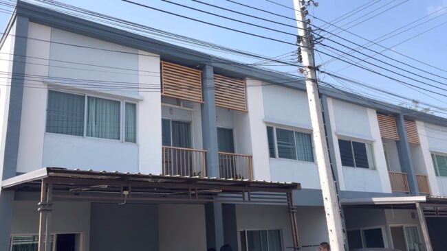 นนทบุรี : ชาวบ้านร้องสื่อ ซื้อบ้านมา 7 ปี สารพัดปัญหา ทั้งบ้านทรุด เก็บส่วนกลางเกิน โครงการปัดความรับผิดชอบ