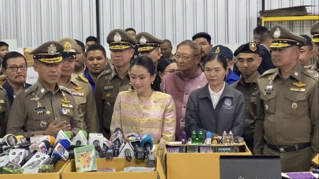 นนทบุรี : ตำรวจบุกทลายโกดังเก็บบุหรี่ไฟฟ้า ได้ของกลางจำนวนมาก นายกรัฐมนตรีแพทองธาร ลงพื้นที่ตรวจสอบทันที