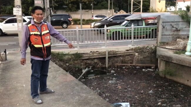 นนทบุรี : คลองเกลือเน่าหนัก น้ำดำ-ขยะลอยเกลื่อน กลิ่นเหม็นคลุ้ง วิน จยย.วอนหน่วยงานแก้ไขด่วน