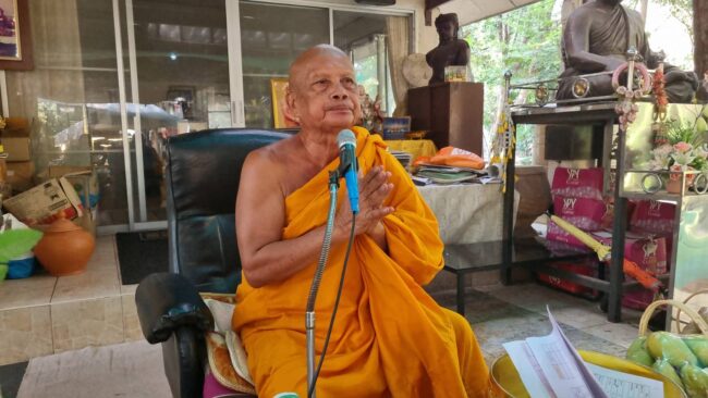 นนทบุรี : พระพยอ เป็นห่วงญาติโยมหลังเกิดภัยพิบัติแผ่นดินไหวตึกถล่มบางพื้นที่ให้ประชาชนออกมาอยู่ในที่โล่ง