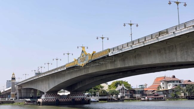 นนทบุรี : ชุลมุนขณะช่วยเหลือสาววัย 27 ปี คิดสั้นจะกระโดดสะพาน ขณะนั่งปลอบใจเกิดแผ่นดินไหว