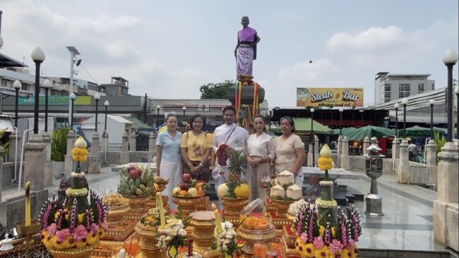นนทบุรี : อจ.มุ่ย หูทิพย์ ทำพิธีกราบไหว้ย่าโม แม้ความหวังริบหรี่จะได้ของคืนจากโรงรับจำนำ